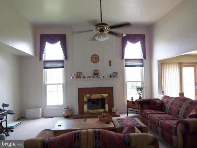 5 Leamington Road Fredericksburg, VA 22406 - Photo 5 of 15 FAMILY ROOM OPEN TO BREAKFAST & KIT