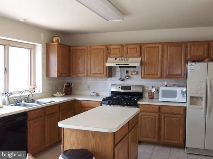 5 Leamington Road Fredericksburg, VA 22406 - Photo 7 of 15 SUNNY & BRIGHT KITCHEN