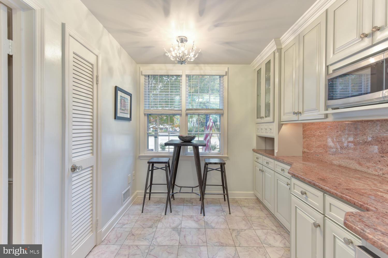 6307 Fort Hunt Road Alexandria, VA 22307 - Photo 13 of 58 Kitchen with breakfast area