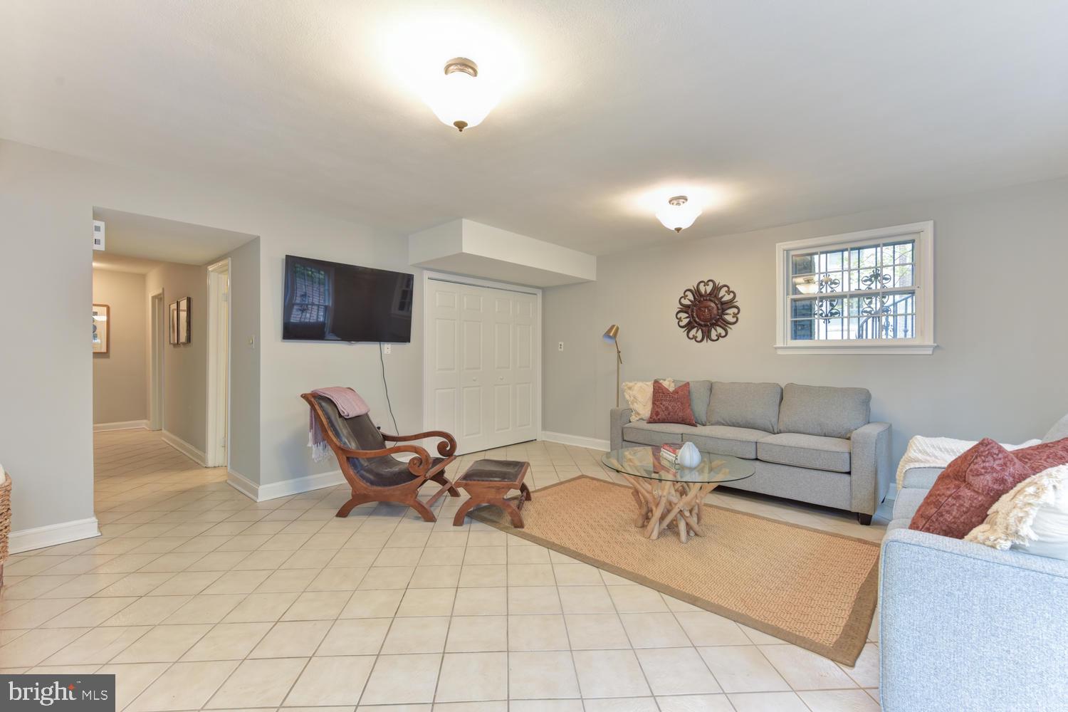 6307 Fort Hunt Road Alexandria, VA 22307 - Photo 32 of 58 Family room open to patio