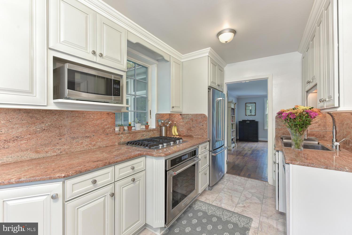 6307 Fort Hunt Road Alexandria, VA 22307 - Photo 10 of 58 Chef's kitchen with 6 burner range