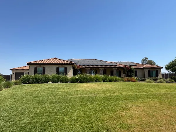 $1,350,000 | 13390 East Falcon Meadow Lane, Clovis, CA 93619