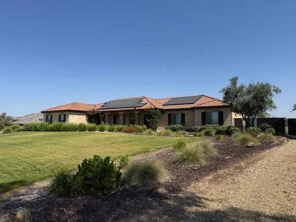 $1,350,000 | 13390 East Falcon Meadow Lane, Clovis, CA 93619