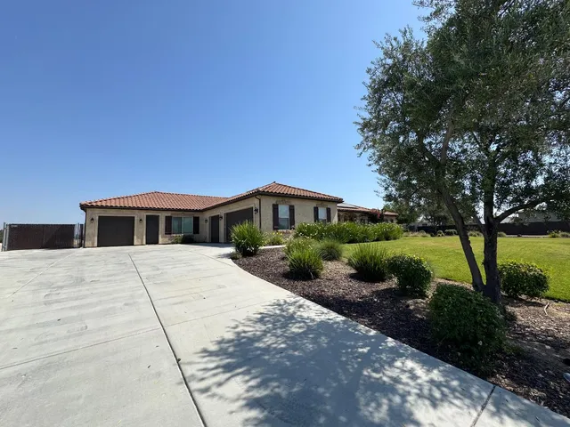 $1,350,000 | 13390 East Falcon Meadow Lane, Clovis, CA 93619