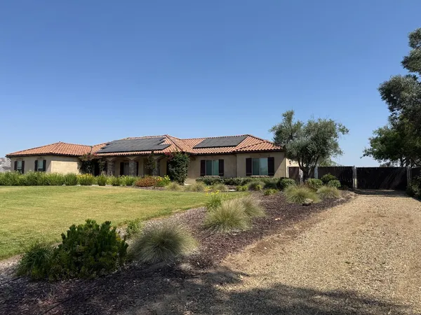 $1,350,000 | 13390 East Falcon Meadow Lane, Clovis, CA 93619