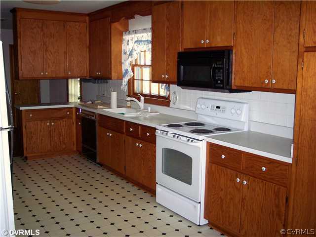 10465 Golansville Road Ruther Glen, VA 22546 - Photo 8 of 12 Kitchen