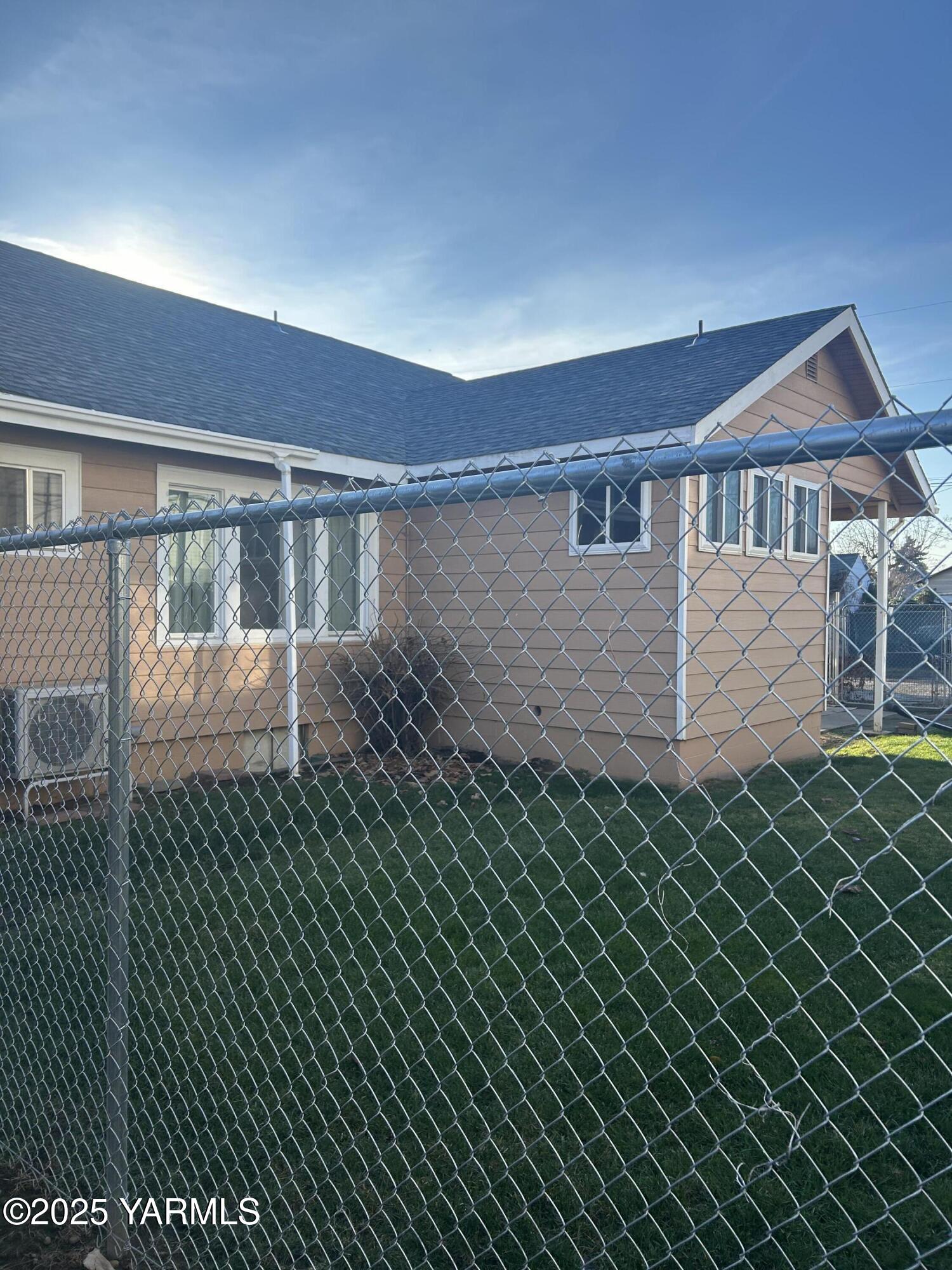 1110 South 8th Avenue Yakima, WA 98902 - Photo 11 of 25 a front view of a house with a yard
