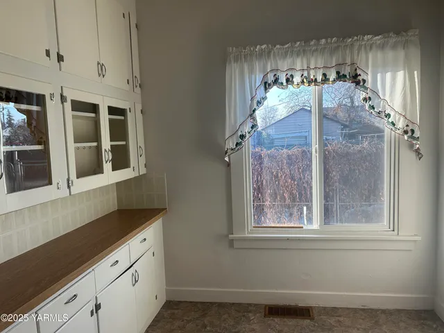 a view of a entryway of the house