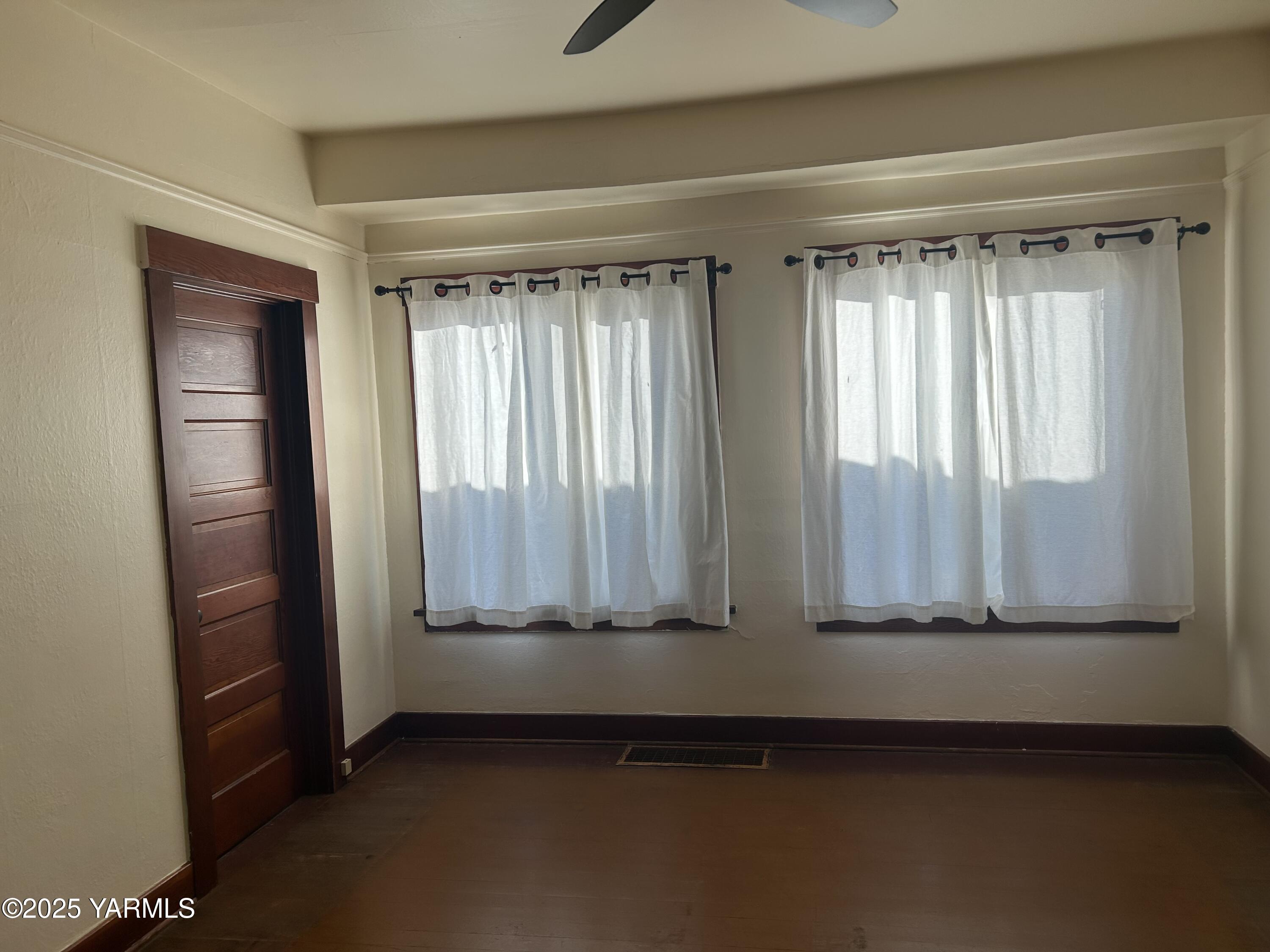 1110 South 8th Avenue Yakima, WA 98902 - Photo 15 of 25 a view of an empty room and window
