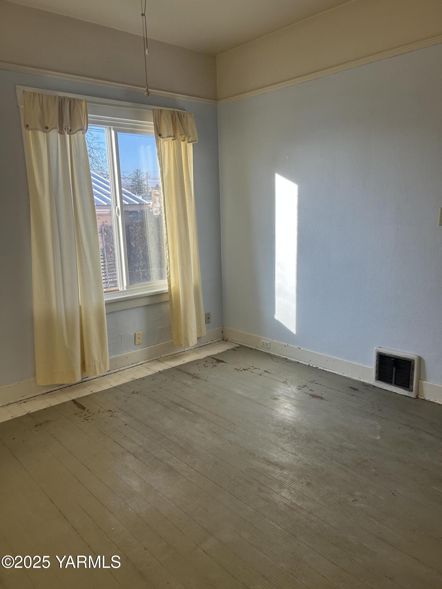 1110 South 8th Avenue Yakima, WA 98902 - Photo 16 of 25 an empty room with windows