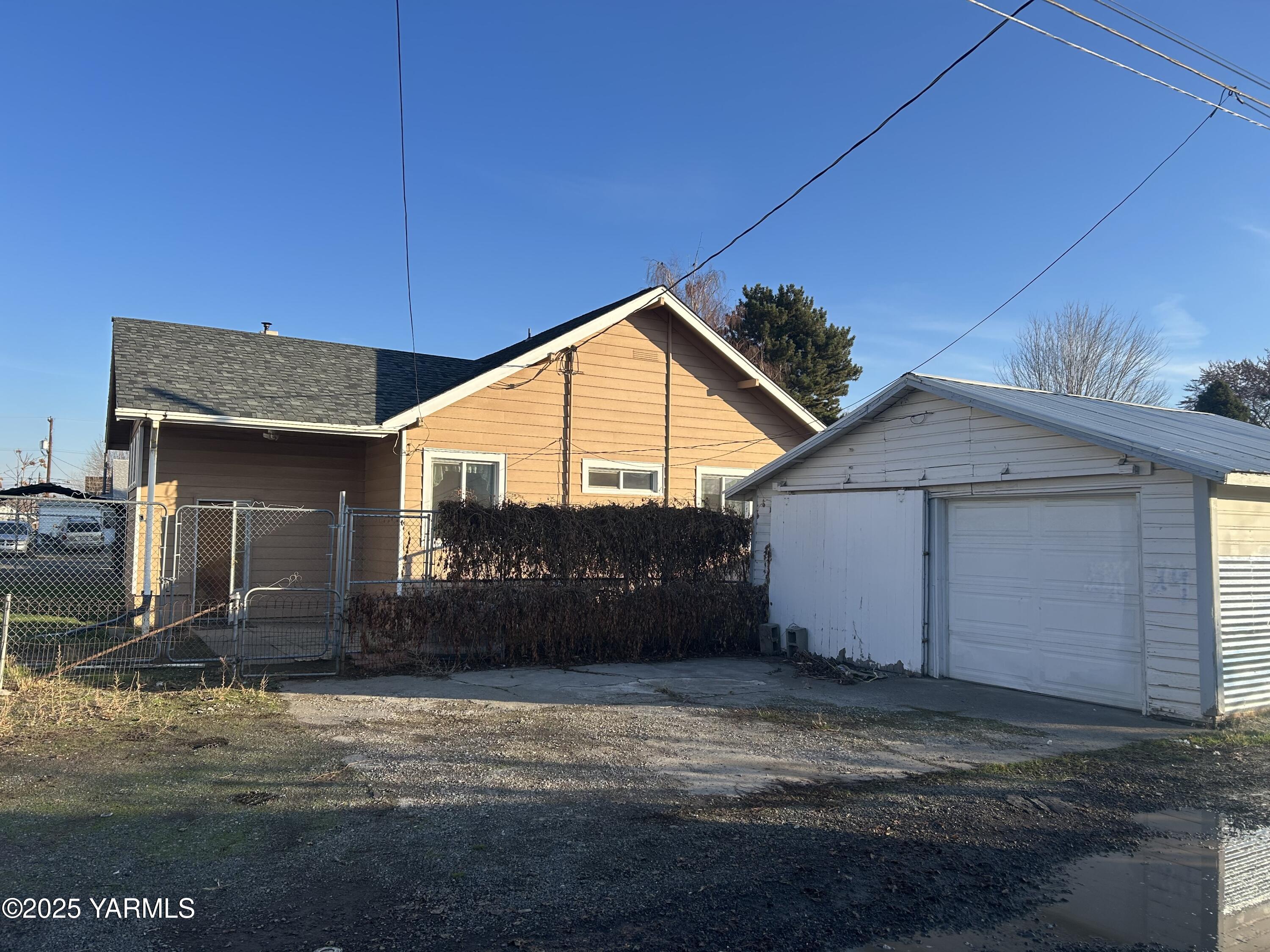 1110 South 8th Avenue Yakima, WA 98902 - Photo 19 of 25 a view of a house with a yard