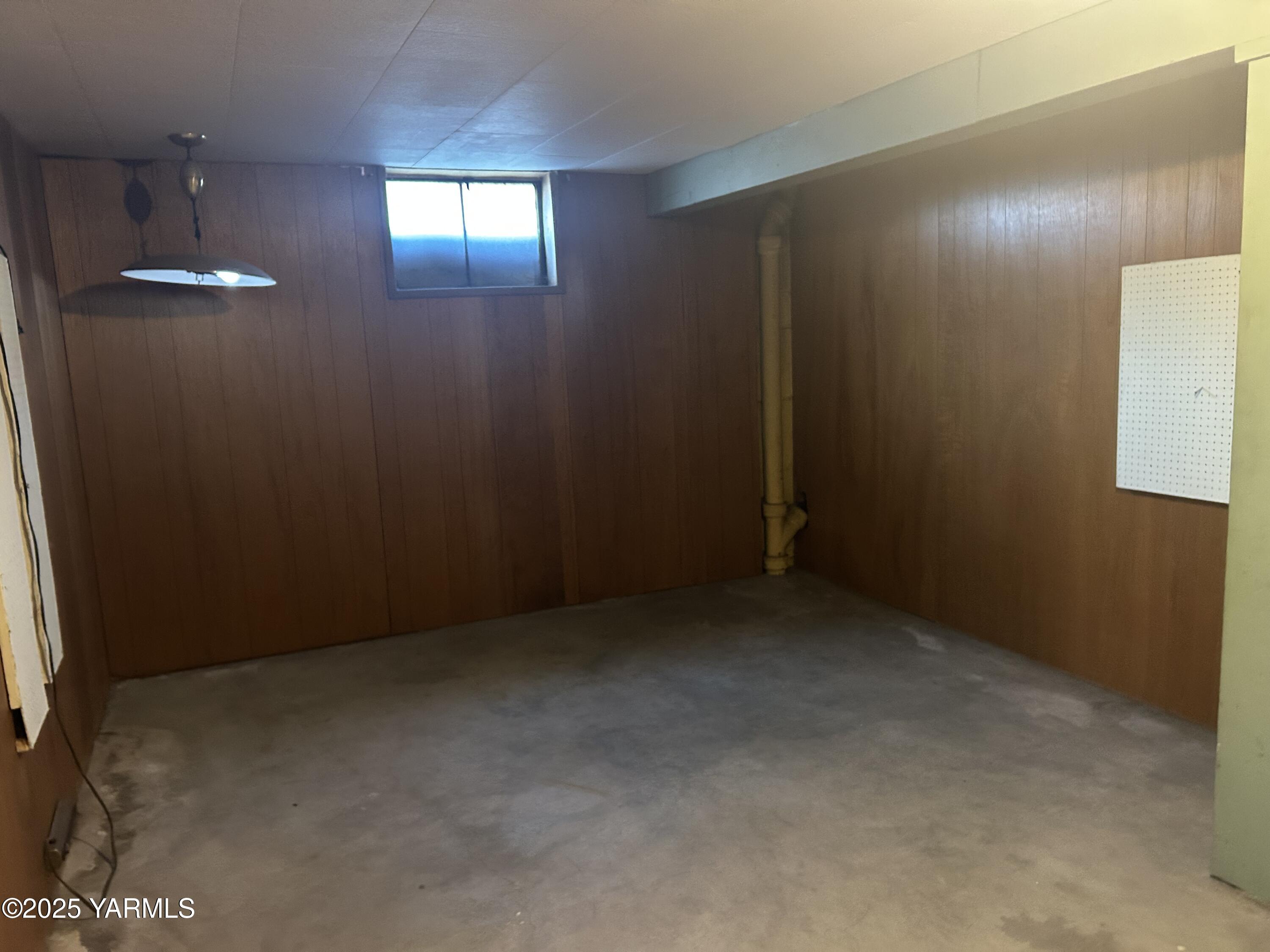 1110 South 8th Avenue Yakima, WA 98902 - Photo 5 of 25 an empty room with windows