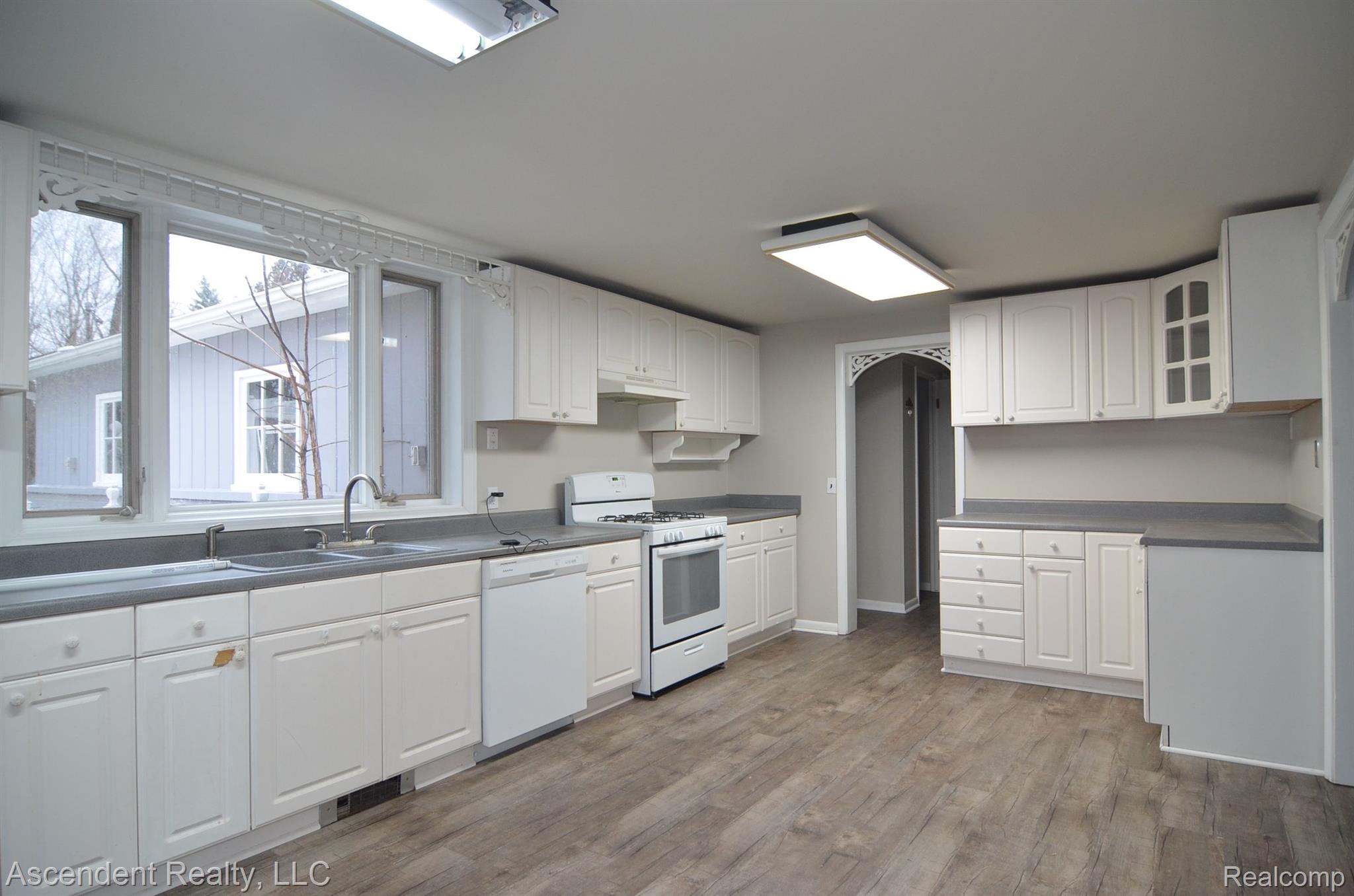 1608 Walton Blvd. Rochester, MI 48309 - Photo 3 of 10