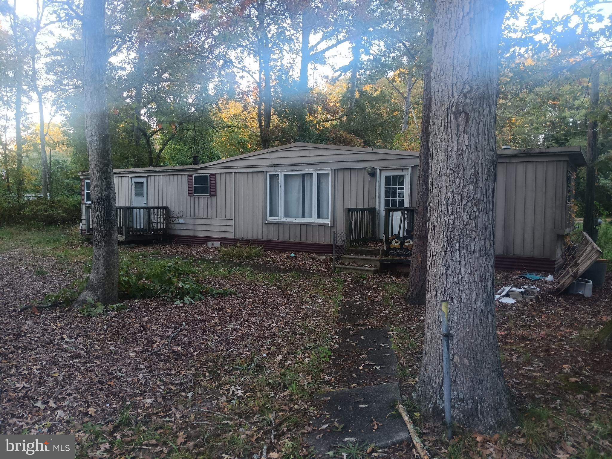 a view of a house with backyard and trees