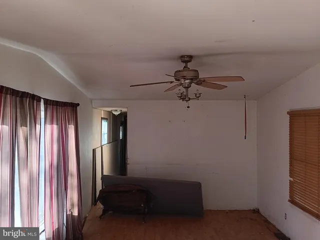 a view of room with a ceiling fan