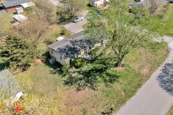 a view of a yard with a house