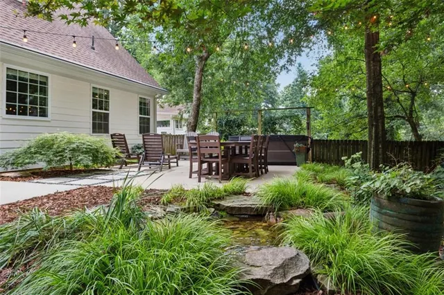 a view of a bench in the backyard of a house
