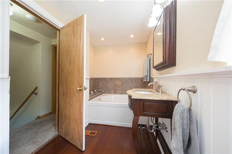 1559 West Ingomar Road Pittsburgh, PA 15237 - Photo 14 of 25 Relax in the soaking tub!