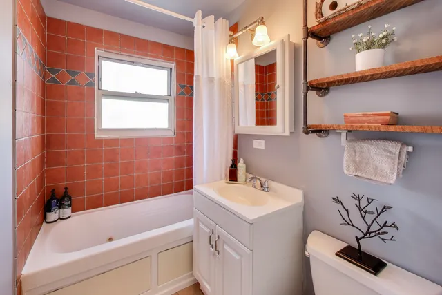 $220,000 | 7531 North Damen Avenue, Unit 2, Chicago, IL 60645