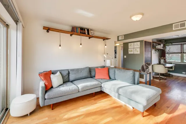 $220,000 | 7531 North Damen Avenue, Unit 2, Chicago, IL 60645