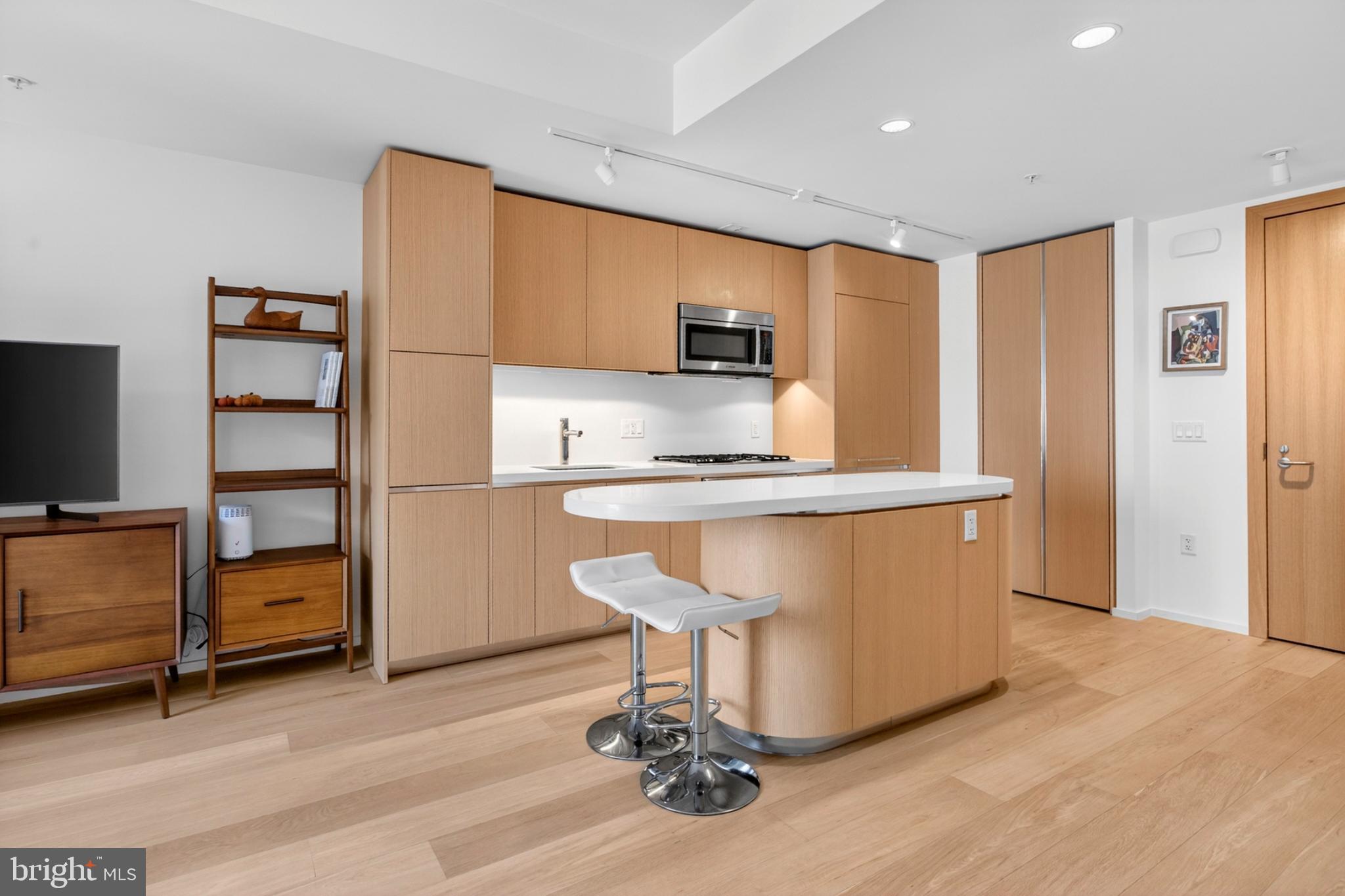 925 H Street Northwest, Unit 707 Washington, DC 20001 - Photo 25 of 43 Well Appointed Chef's Kitchen Southeast