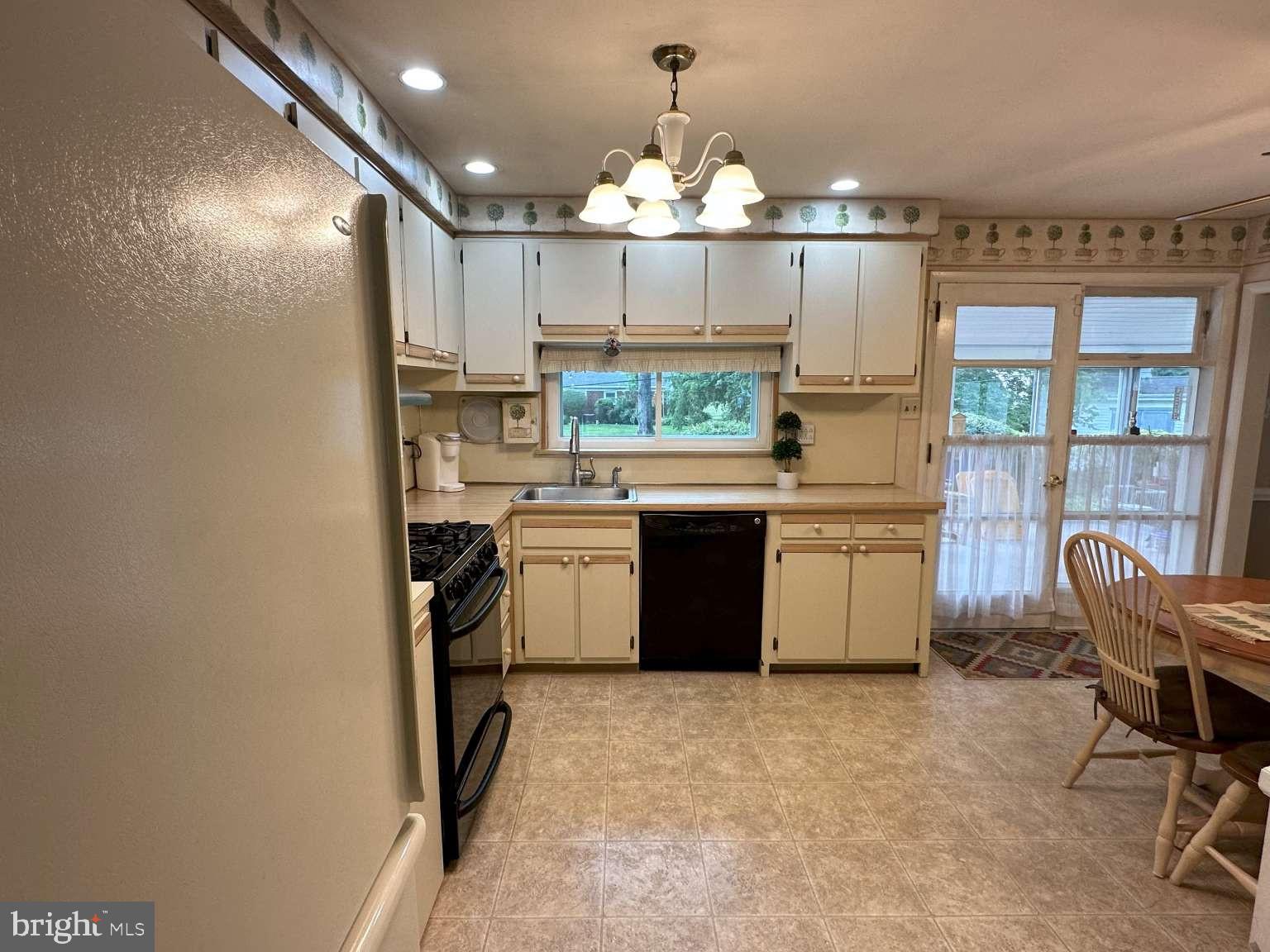 3860 Jeffrey Road Huntingdon Valley, PA 19006 - Photo 11 of 18