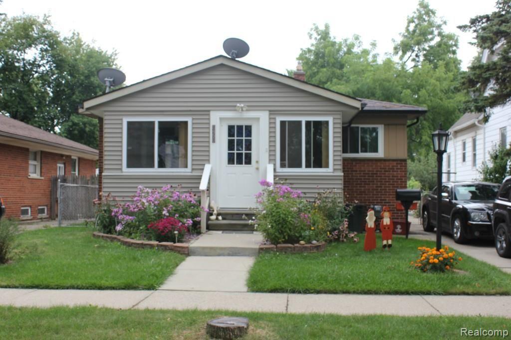8458 Dale Center Line, MI 48015 - Photo 1 of 30