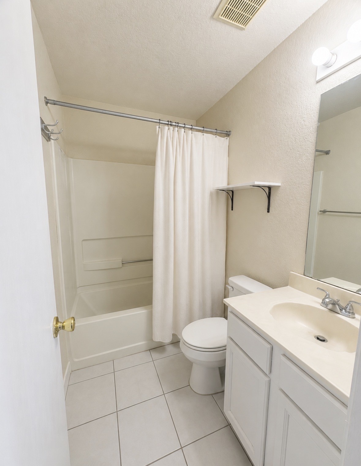 9422 Ledge Street Houston, TX 77075 - Photo 9 of 15 Bathroom inside Primary Bedroom
