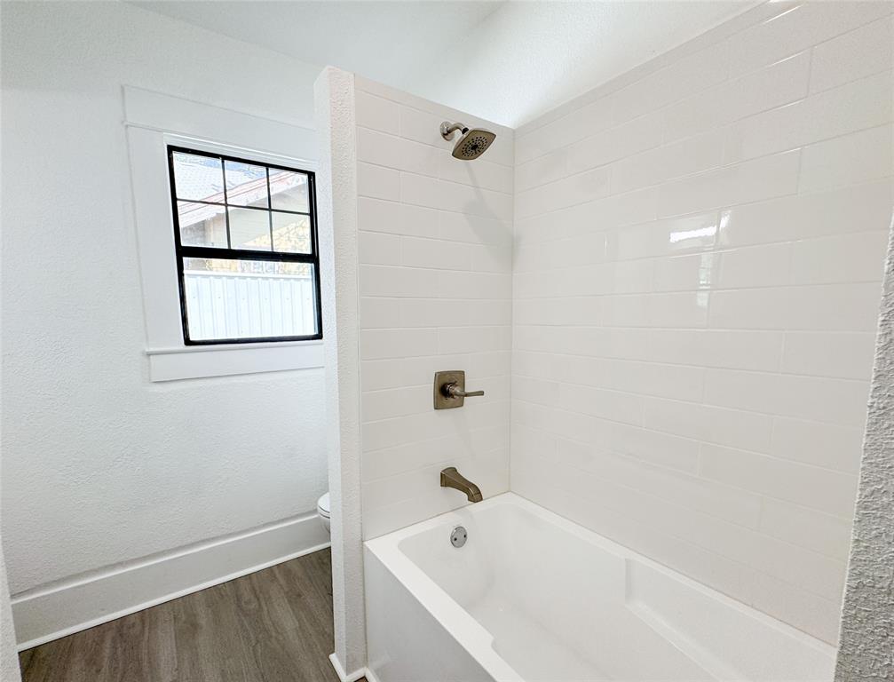 904 West 7th Street Cisco, TX 76437 - Photo 24 of 37 a bathroom with a bathtub and window