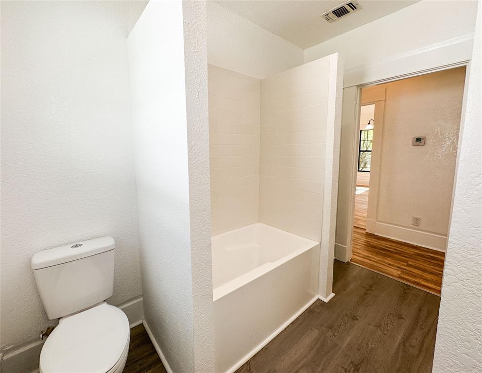 904 West 7th Street Cisco, TX 76437 - Photo 28 of 37 a bathroom with a toilet and bathtub
