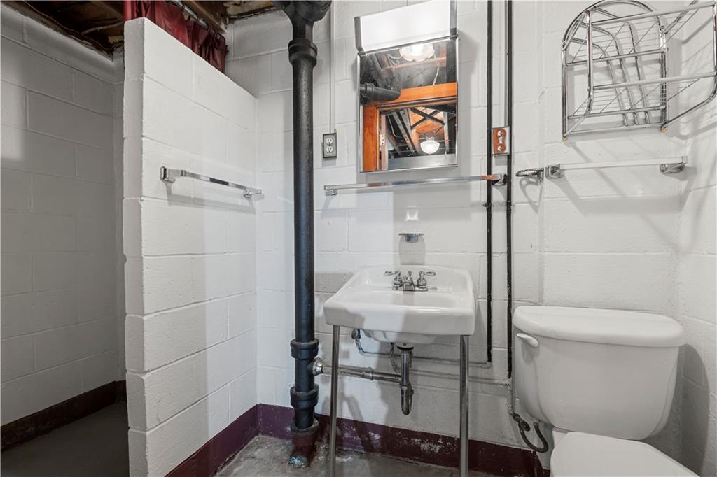 340 Carley Avenue Sharon, PA 16146 - Photo 23 of 28 a bathroom with a toilet and a sink