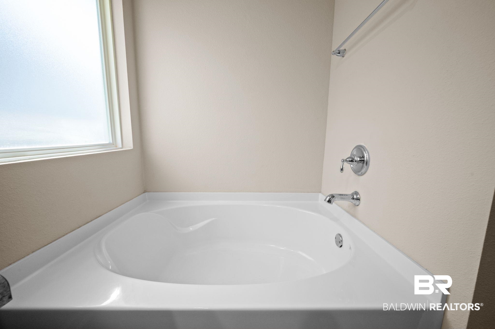 10306 Brodick Loop Spanish Fort, AL 36527 - Photo 20 of 35 Bathroom with a tub
