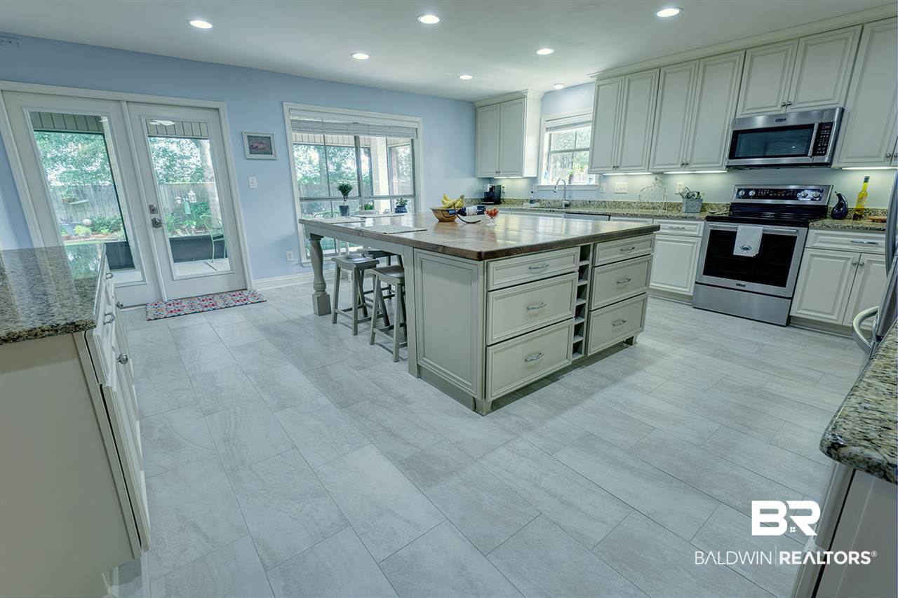 252 Meadow Run Loop West Foley, AL 36535 - Photo 29 of 48 Large Kitchen