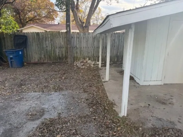 a view of a backyard