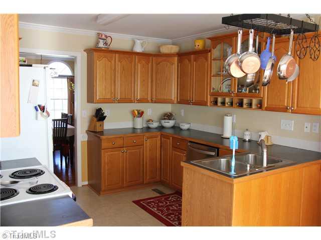 150 Stonburg Road Clemmons, NC 27012 - Photo 6 of 16 Kitchen.