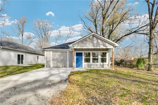 $239,000 | 324 East 2nd Street, Adrian, MO 64720