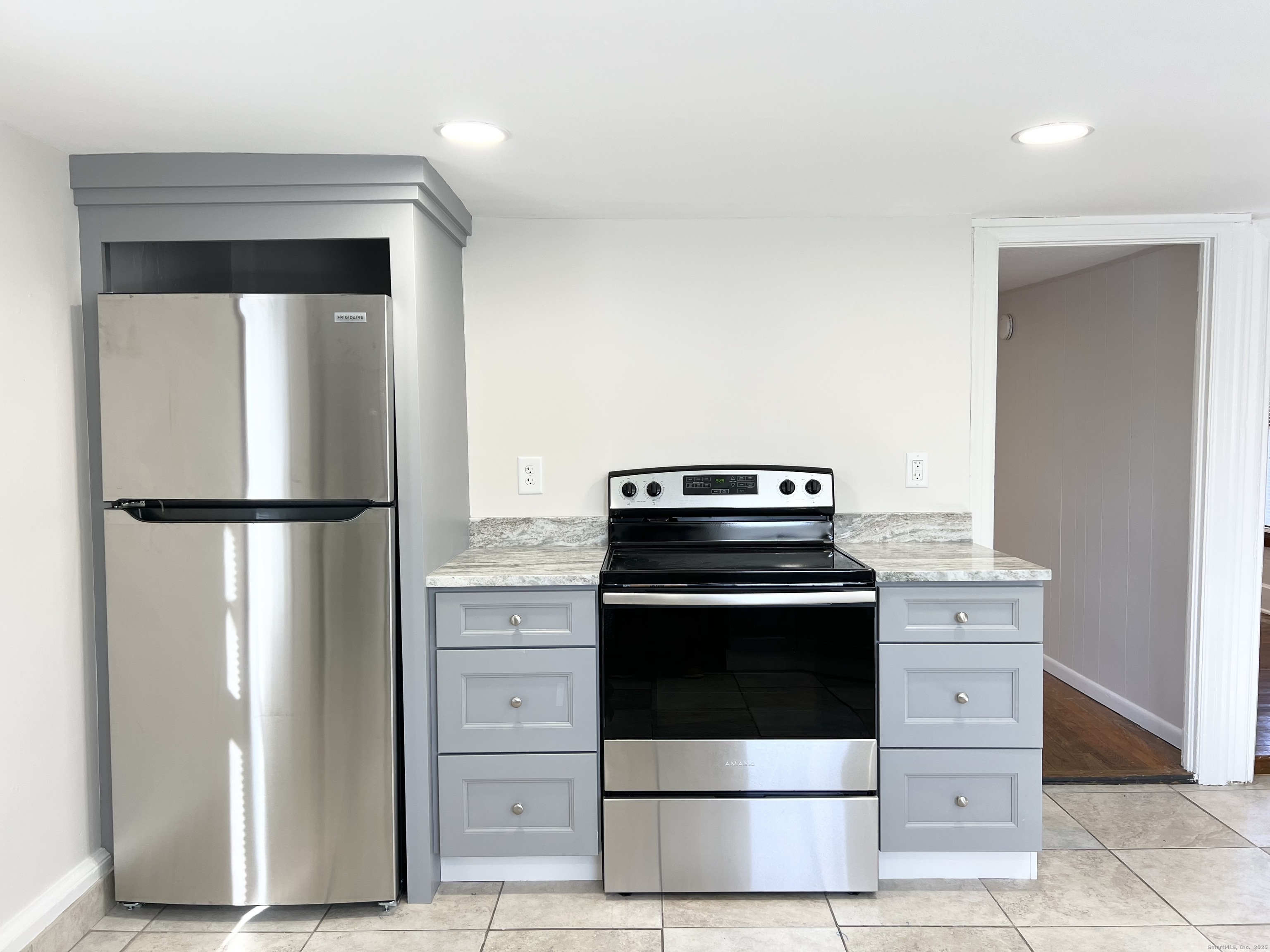 47 Warwick Street, Unit 2 Middletown, CT 06457 - Photo 2 of 16