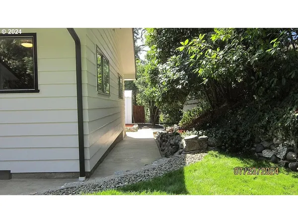 $329,000 | 591 Northwest Fairchild Street, Canyonville, OR 97417