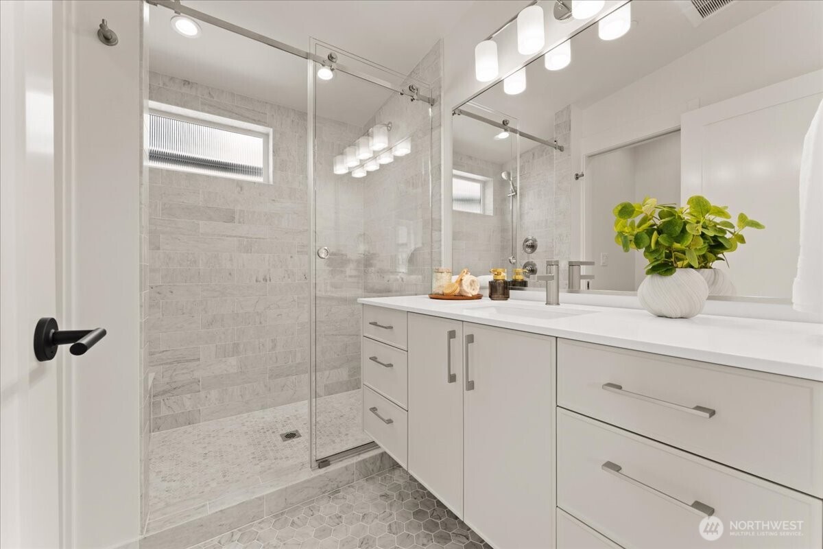 4120 Burke Avenue North Seattle, WA 98103 - Photo 15 of 27