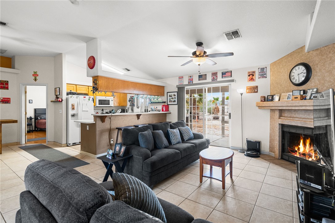 3633 Milky Way Road Golden Valley, AZ 86413 - Photo 13 of 28 Living Room