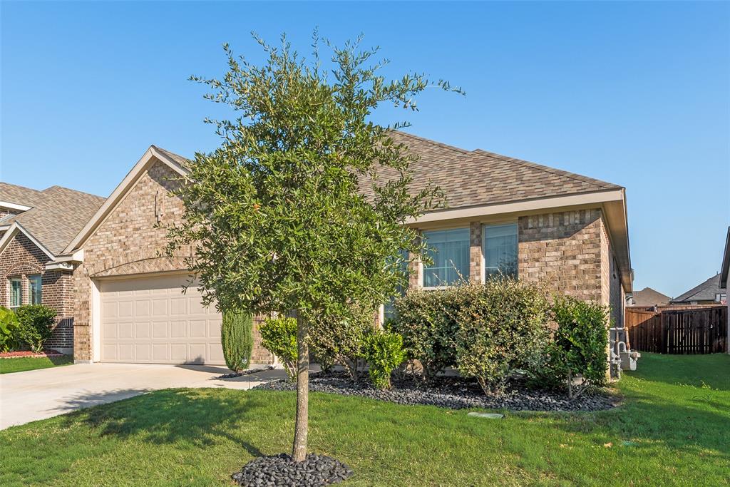624 Hazeltine Road Red Oak, TX 75154 - Photo 3 of 37 front view of a house with a yard