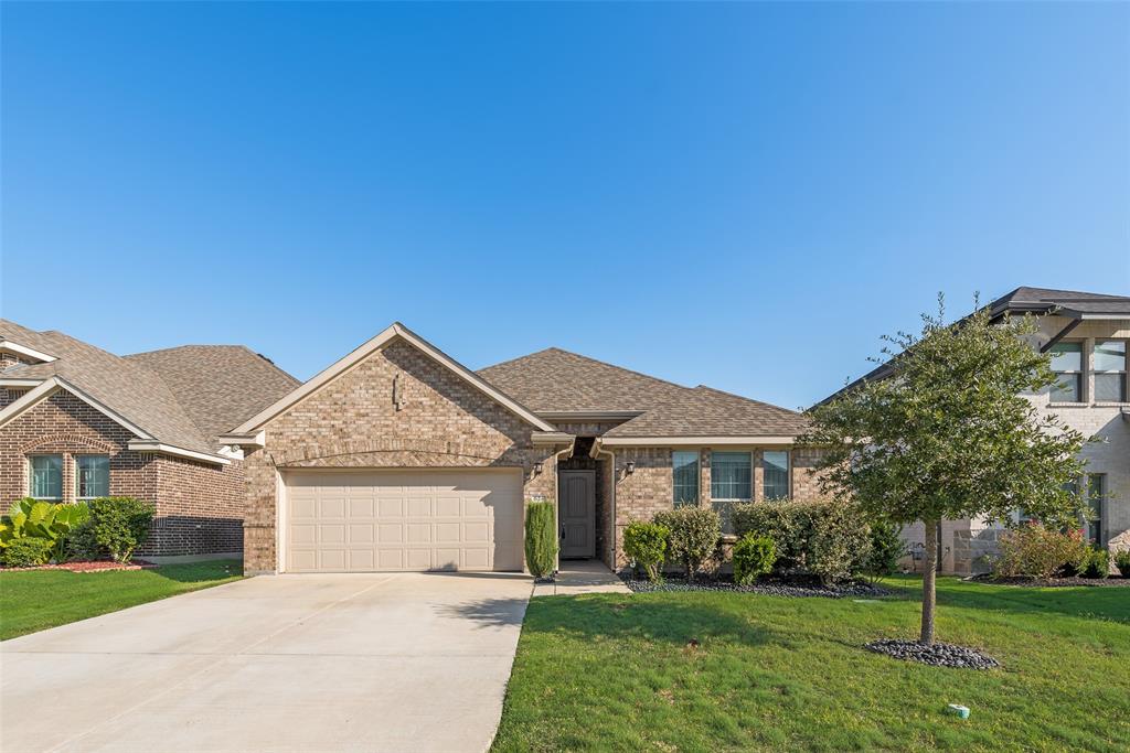 624 Hazeltine Road Red Oak, TX 75154 - Photo 4 of 37 a front view of a house with a yard