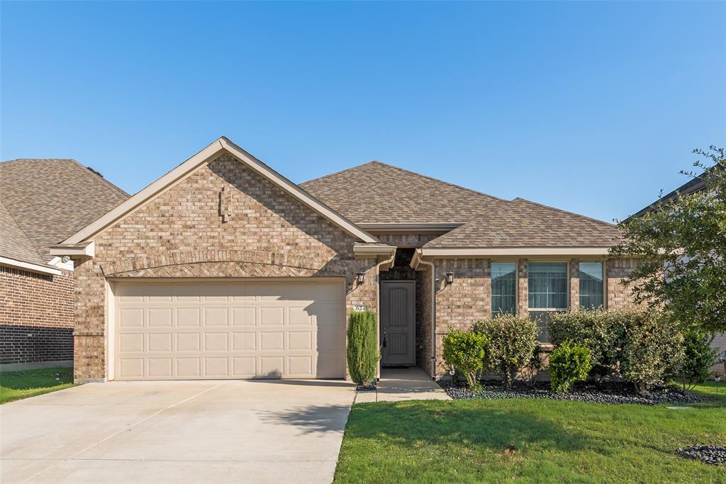 624 Hazeltine Road Red Oak, TX 75154 - Photo 5 of 37 front view of a house with a yard