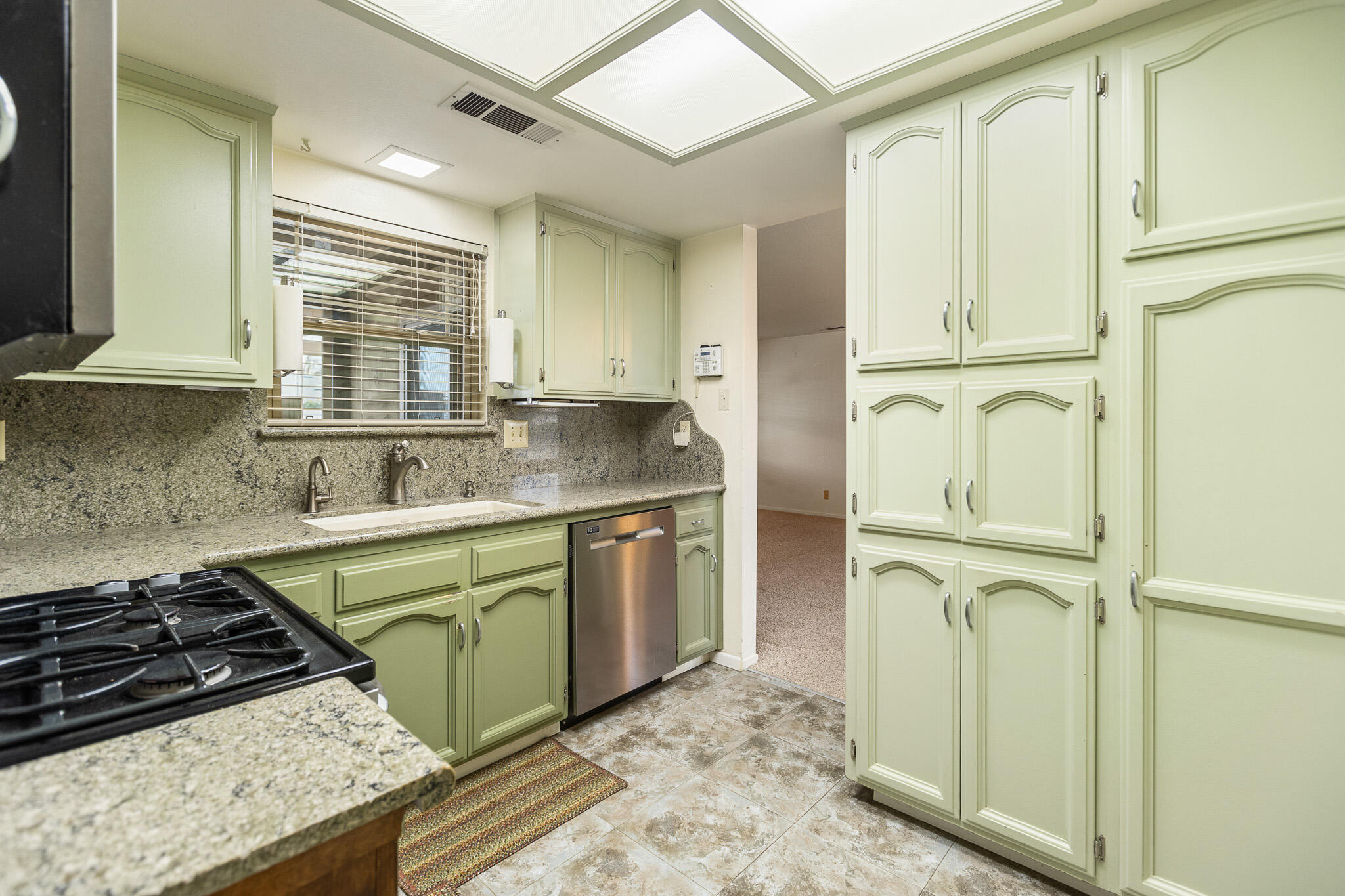 812 Woods Place Exeter, CA 93221 - Photo 15 of 47 17 Kitchen