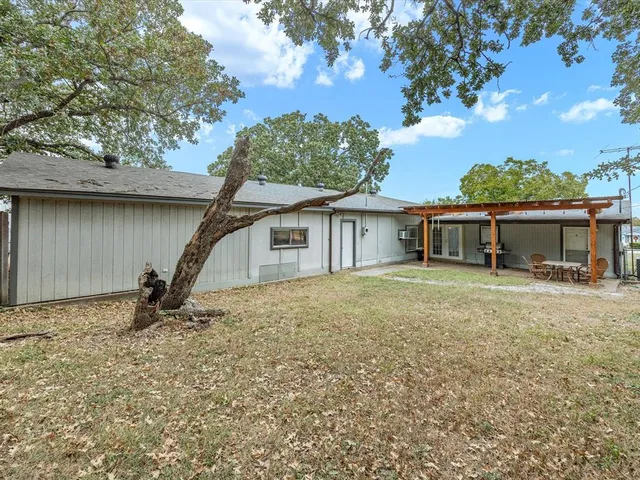 a view of a backyard