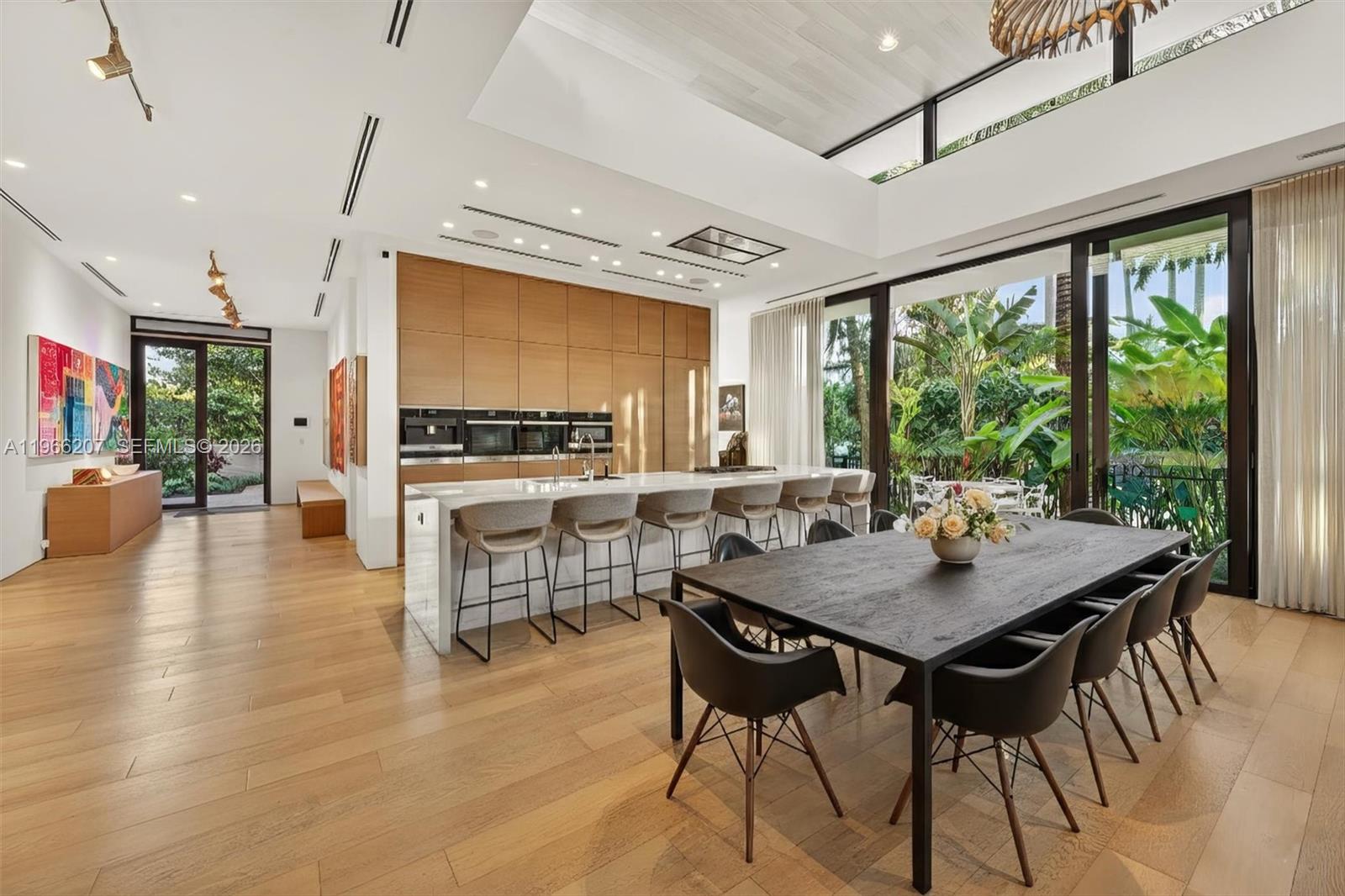 2300 Sunset Drive Miami Beach, FL 33140 - Photo 12 of 34