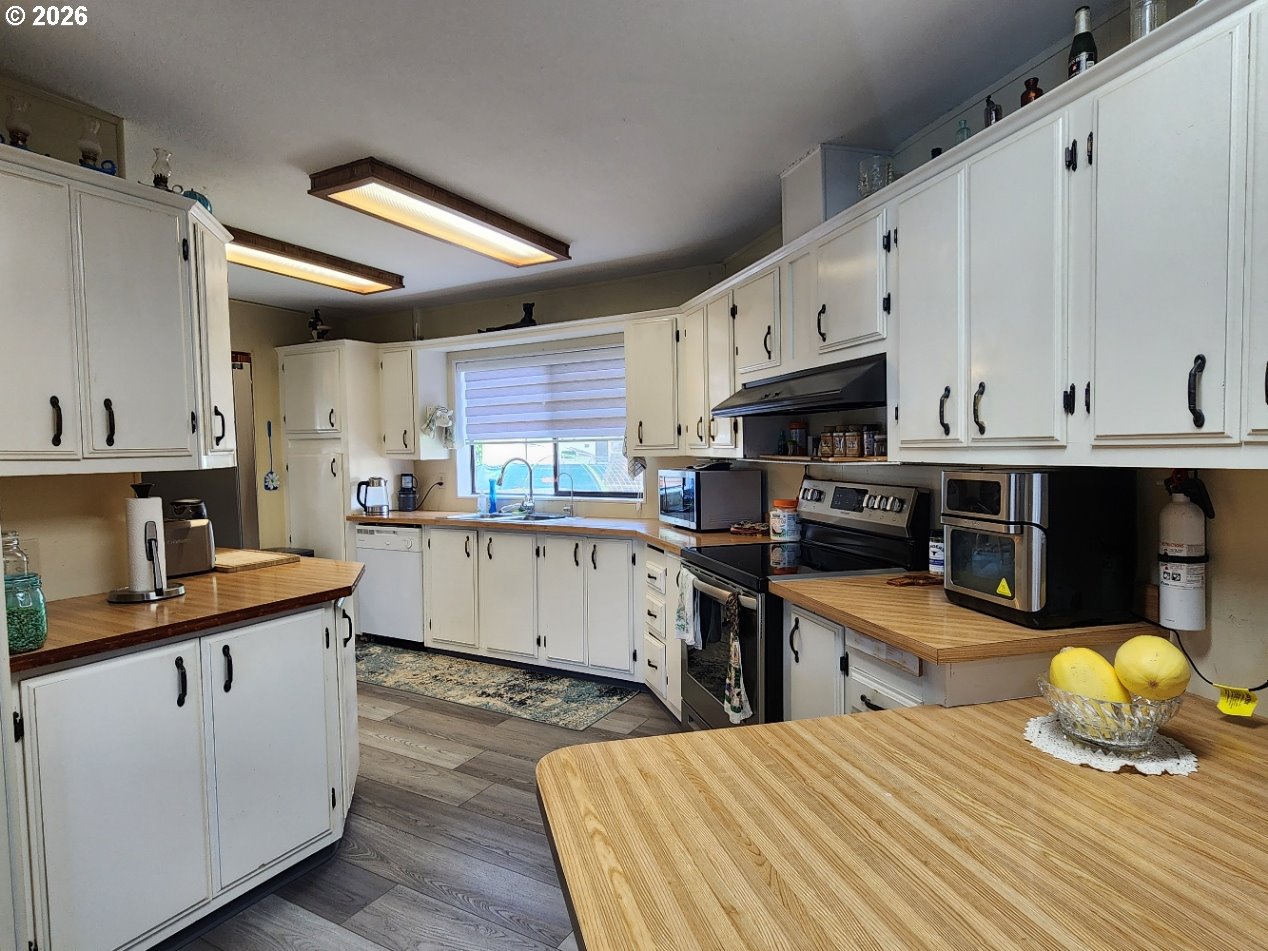 430 Birch Street Drain, OR 97435 - Photo 6 of 33 a kitchen with cabinets and window
