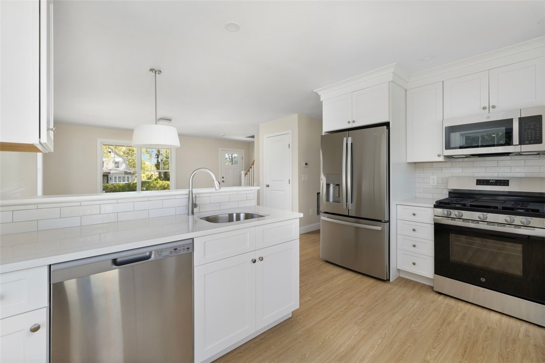 73 Pinehurst Avenue Warwick, RI 02889 - Photo 7 of 49