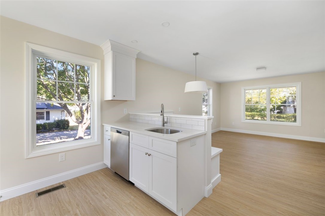 73 Pinehurst Avenue Warwick, RI 02889 - Photo 8 of 49