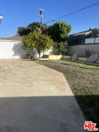a view of backyard with garden